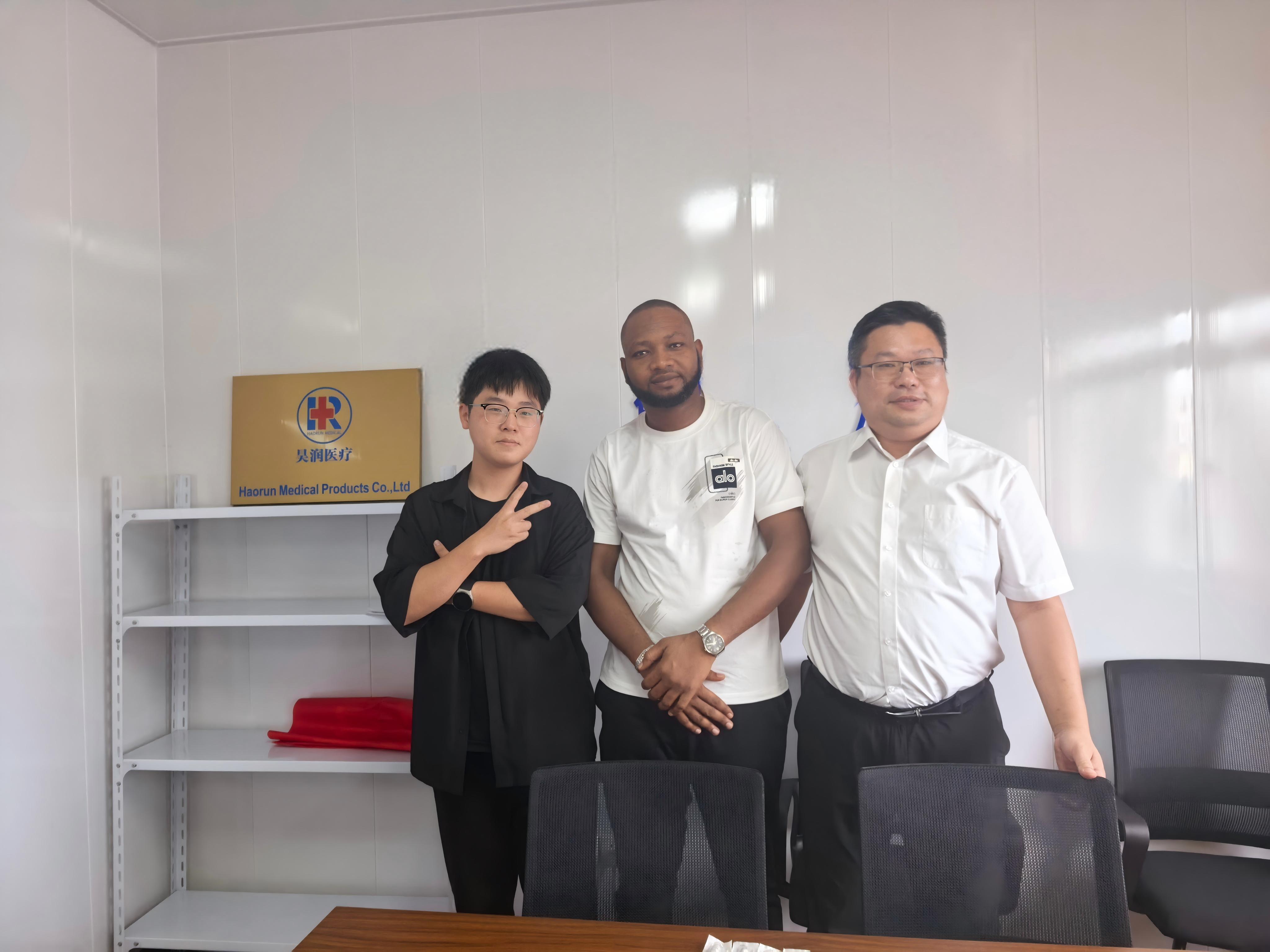 Pelanggan membuat pesanan di tempat kejadian selepas melawat kilang Perubatan Haorun.